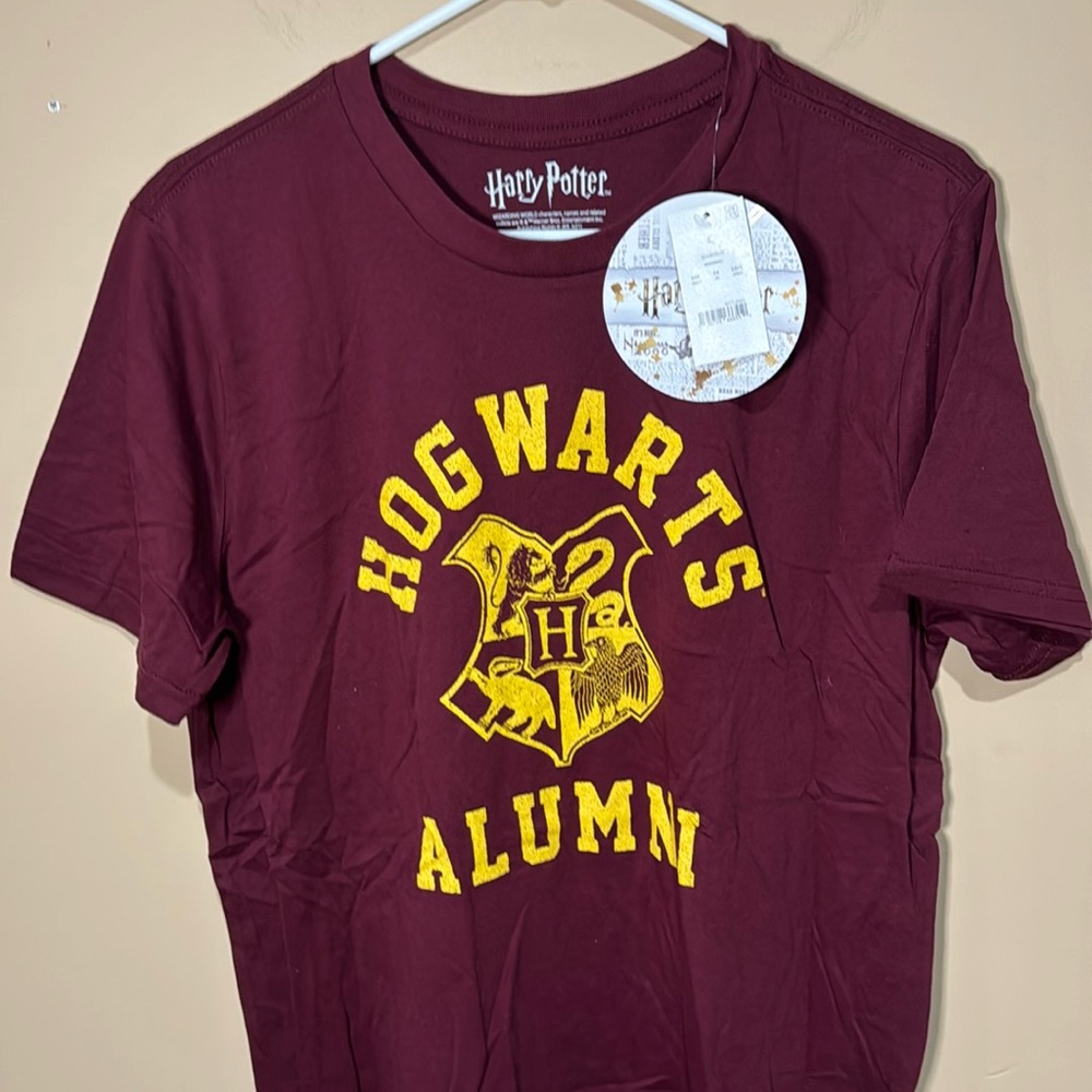 NWT Harry Potter Hogwarts T-shirt Large in Maroon